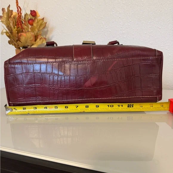 Liz Claiborne Rich Burgundy Vintage Handbag with magnetic closure - Picture 7 of 7